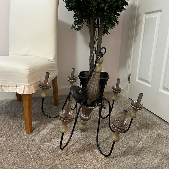 Chandelier - Picture 1 of 1